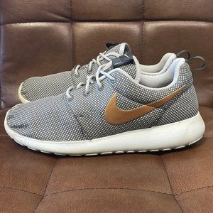 Nike Roshe Grey And Gold 